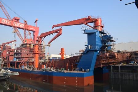 江蘇海新重工熱烈慶祝4艘船舶同日下水、出塢